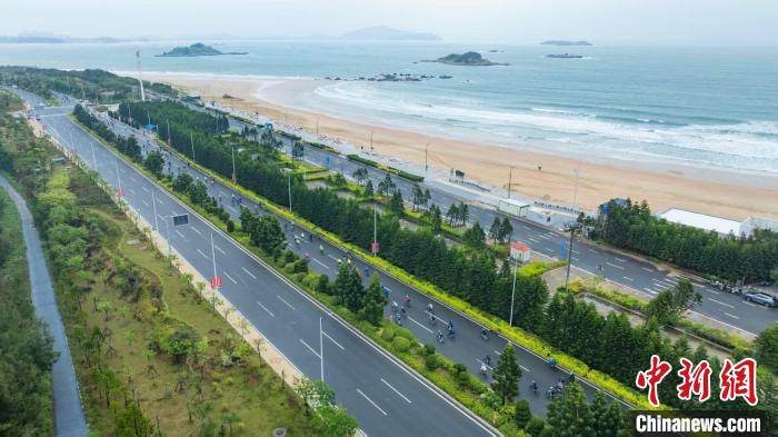 两岸约九百名骑行爱好者