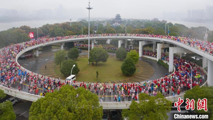 2023长沙马拉松赛升级为双金赛事 数字体育文创博