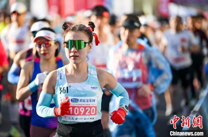 2025石家庄马拉松赛开跑 3.5万人共创城市活力画卷