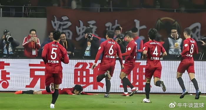 上港队2026赛季意外留用杨世元 张源加盟后老将坚