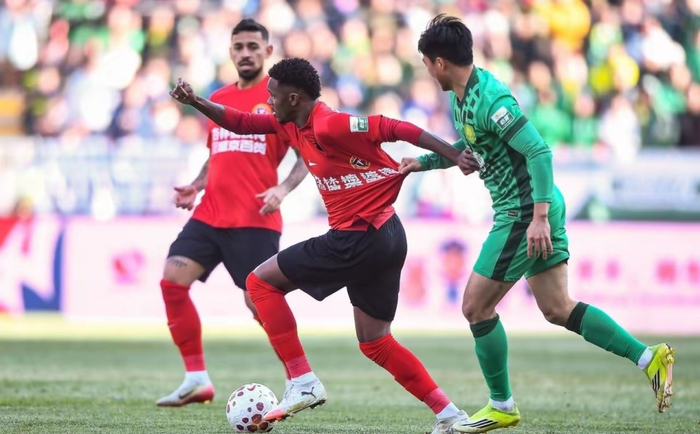 北京国安客场1-2不敌辽宁铁人 门将禁区外手球引