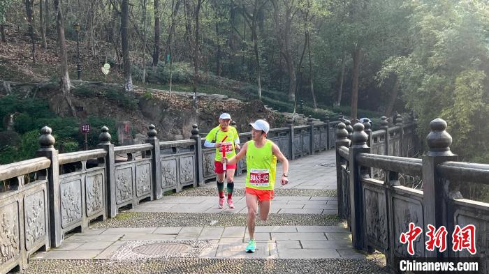 重庆马拉松接力赛37年历史跑团组金悦跑夺冠老年