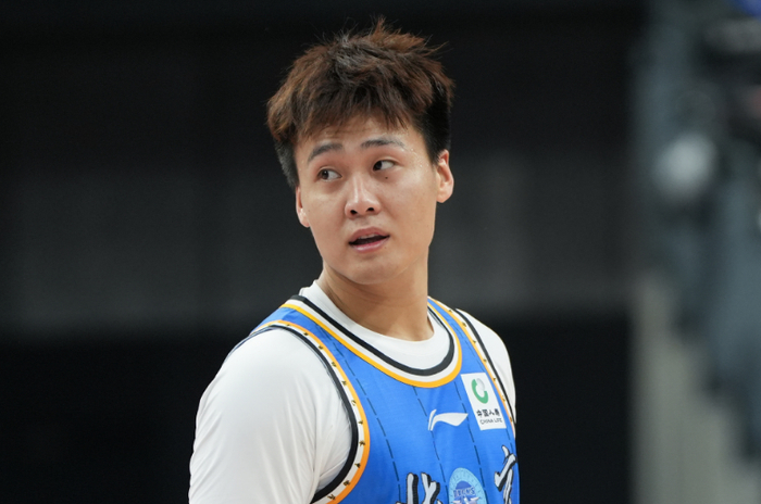 赵睿36天后复出迎战旧主，方硕带面具出战京粤大
